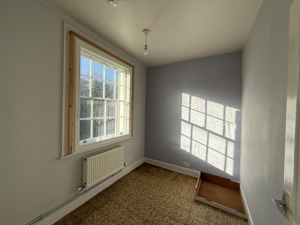 Lot: 111 - SUBSTANTIAL PERIOD PROPERTY ARRANGED AS FOUR FLATS ON A LARGE PLOT WITH REAR FRONTAGE FOR REFURBISHMENT AND WITH POTENTIAL - Bedroom in Flat 4 of Period House Arranged as Four Flats